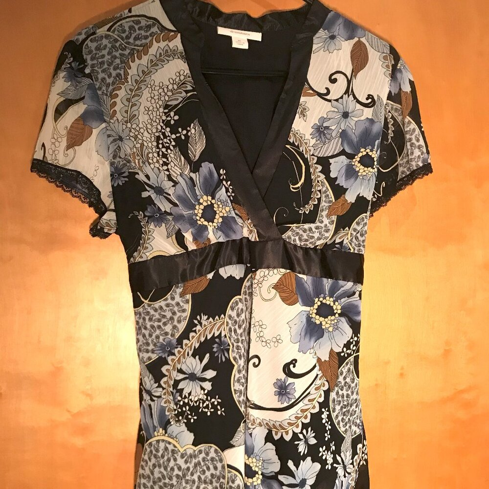Women’s short sleeve floral patterned blouse with v-neck